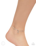 Crescent Chic - Silver - Paparazzi